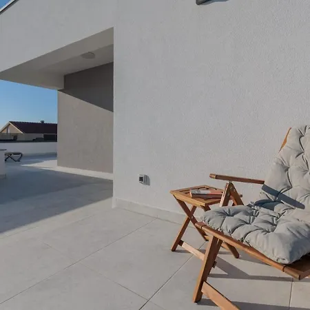 Mara Villa *