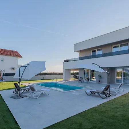 Mara Villa *